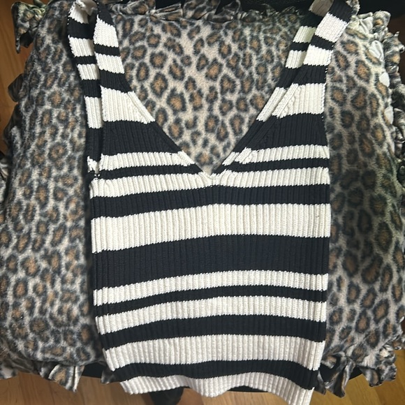 Two piece black and white sweater set - Picture 5 of 5